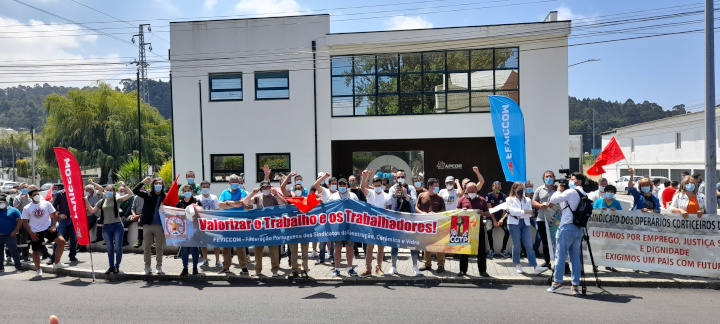 Trabalhadores corticeiros fizeram protesto frente à associação patronal APCOR