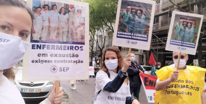 Enfermeiros fazem concentração em frente ao Ministério da Saúde