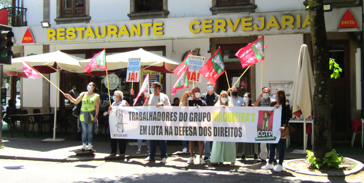 Trabalhadores do Madureiras estiveram em protesto à porta de restaurante do grupo